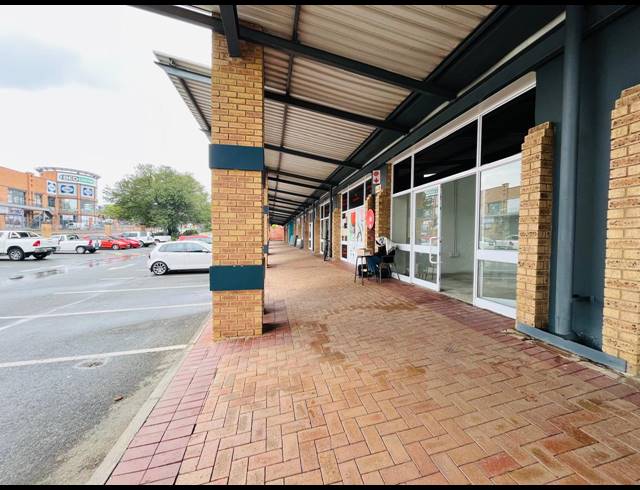 300M² RETAIL TO LET IN FOURWAYS